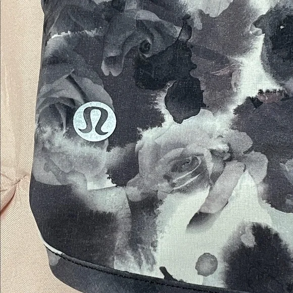 Lululemon Speed Up Shorts NWOT Black White Roses Flowers Athletic Running Sz 10 - Picture 3 of 8